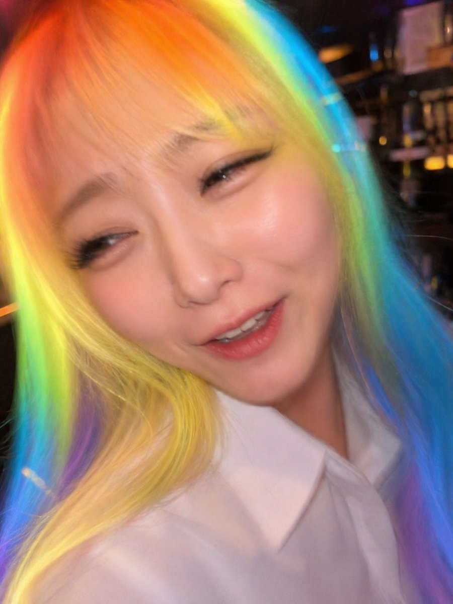 尴尬模糊的夜店彩虹发色抓拍 - 2