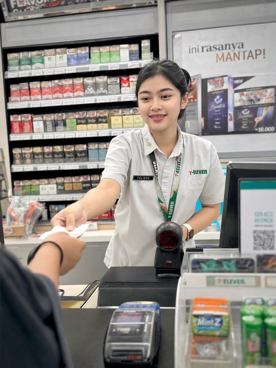 照片级写实便利店收银员 - 2